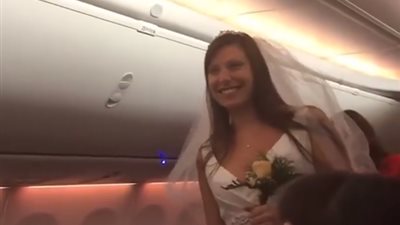 ثنائي يتزوجان على ارتفاع 10 آلاف متر (فيديو)