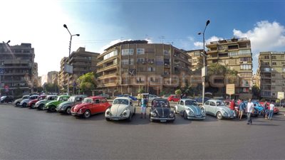 بالصور.. بدء فعالية «نادي البيتلز» بالسيارات القديمة