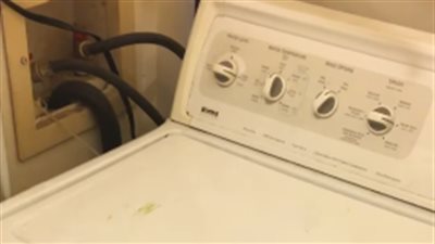 بالفيديو.. رجل يغني على أنغام الغسالة