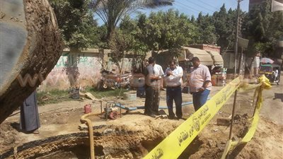بالصور.. كسر في خط المياه بالطريق العام في شبين القناطر