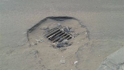 أهالي «جناكليس» بالإسكندرية يشتكون من تآكل الأسفلت بالشوارع