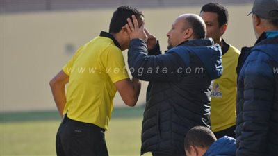 إيقاف مباراة بلدية المحلة وفاركو لدخول حشرة في عين الحكم | صور