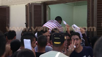 بالصور.. طالب  يتسلق كتف زميله لسحب استمارة القدرات