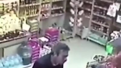 نهاية مروعة لشخص أزعج موظفة في متجر (فيديو)