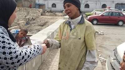 التضامن: صرف 200 جنيه و5 بطاطين لسيدة بالشارع (صور)