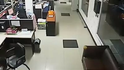 لقطات مروعة للحظة انفجار هاتف في وجه موظفة (فيديو)