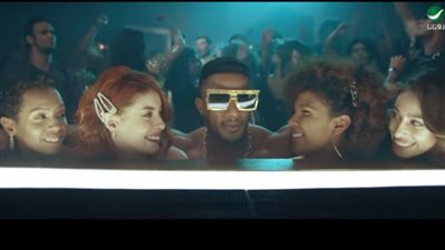 أحضان ومشاهد مثيرة في أغنية محمد رمضان 