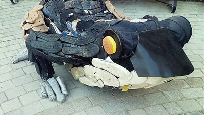 بالصور.. طلاب «فنون جميلة حلوان» يحولون المخلفات للوحات فنية