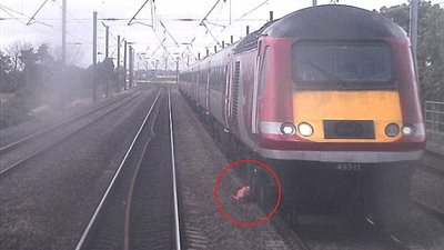 بالصور.. نجاة أشخاص من خطر محقق في اللحظات الأخيرة