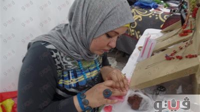 بالصور.. بورسعيدية تصنع إكسسوارات من عجينة السيراميك.. «تقرير»
