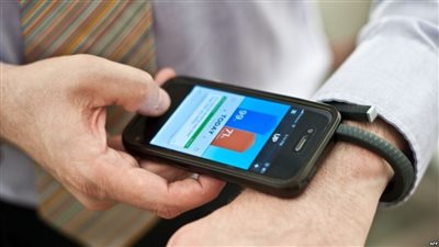 «موبايلك طبيبك».. هواتف ذكية تكشف عن الإصابة بالأمراض.. هاتف لتقييم تدفق الدم في الشرايين.. وآخر يكشف عن مرضى السرطان.. وجهاز صغير يفحص الإصابة بمرض الإيدز من خلال الدم