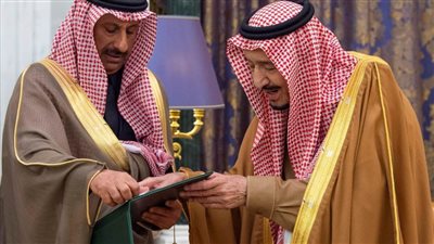 الملك سلمان يتسلم قلادة «أبى بكر الصديق»| صور