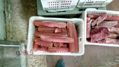 بالصور.. ضبط طني «لانشون» فاسد بمصنع شهير بالإسماعيلية