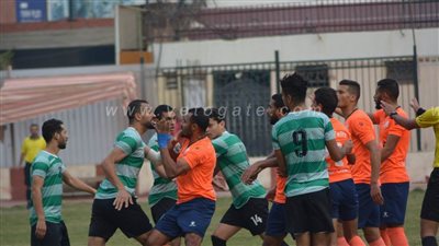 اشتباكات بالأيدي بين لاعبي بلدية المحلة وفاركو بالقسم الثاني | صور