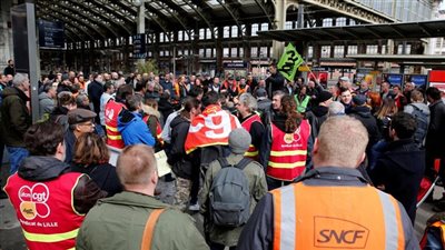 فوضى حركة النقل في فرنسا تتصاعد بعد تواصل الإضرابات