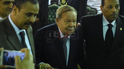 فتحي سرور يصل عزاء زوجة نقيب الأشراف