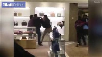 بالفيديو والصور.. شاهد ما فعله رجال أمن بمشتري آثار الشغب بمتجر