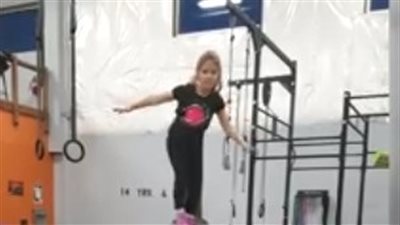 بالفيديو والصور.. سقطات جعلت من أصحابها أضحوكة أمام الكاميرا