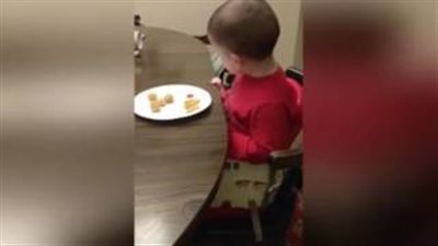 بالفيديو والصور.. التعب يجبر طفلا على النوم أثناء تناول طعامه
