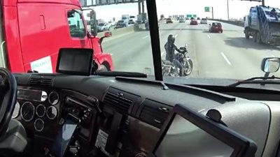 بالفيديو.. سائق شاحنة يخاطر بحياته لإنقاذ راكبة دراجة نارية