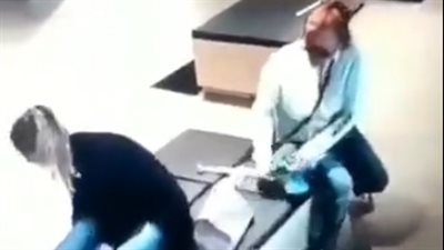 رد فعل غريب لامرأة سرقت حقيبة فتاة داخل محل أحذية (فيديو)