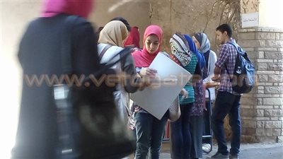 سائقون يستغلون «ربكة» طلاب الثانوية أمام «فنون حلوان» لرفع الأجرة