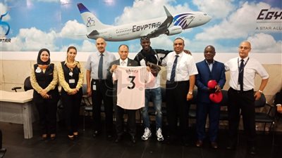 إريك بايلي لاعب مانشستر يونايتد يغادر مطار القاهرة (صور)