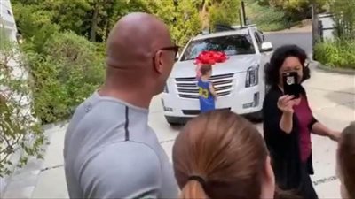 دواين جونسون يُهدي شقيقة زوجته سيارة كاديلاك إسكاليد