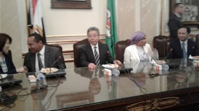 نائب رئيس جامعة القاهرة يبحث التعاون مع وزير التعليم الصيني