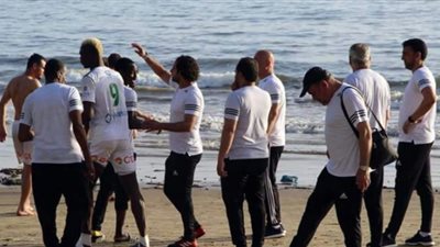 جلسة استشفاء وتأهيل للاعبي المصري على شاطئ المحيط الأطلنطي