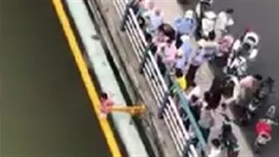 لحظة انتحار فتاة بالقفز من أعلى كوبري في الصين (فيديو)