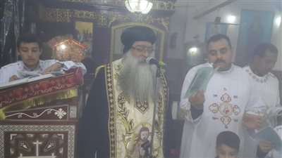 الأنبا تكلا يطيب رفات القديسة دميانة بكنيستها بفاو قبلي (صور)