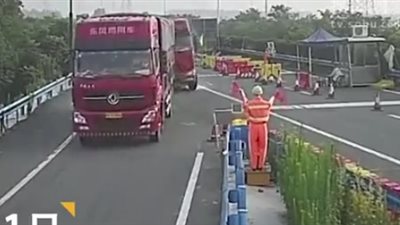 حادث تصادم مروع بين شاحنتين (فيديو)