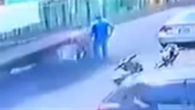 لحظة دهس دراجة نارية رجل يحاول عبور الطريق (فيديو)