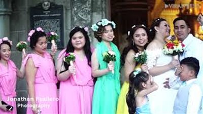 طفل يسرق الأضواء من عروسين بسبب قبلة (فيديو)