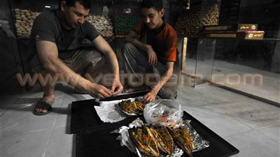 بالصور.. لحظة الإفطار داخل «مخبز» مع بدء التجهيز لموسم الكعك