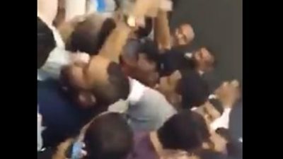 بالفيديو.. جمهور محمد رجب يلتف حوله بـ«سيتي ستارز» لالتقاط «سيلفي»