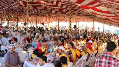 بالصور.. لحظة إفطار وفد الشباب والرياضة بموقع القناة الجديدة