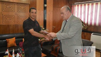 بالصور.. مطار القاهرة يكرم أمين شرطة وعاملة لأمانتهما