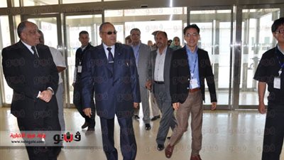 بالصور.. محافظ بني سويف يتفقد مصنع سامسونج