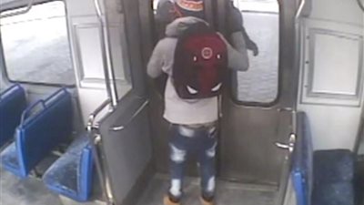 أب مهمل يطارد قطارا بعد ترك طفله بداخله لتدخين سيجارة (فيديو)