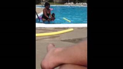 بالفيديو.. مربية تصرخ في وجه طفلة صغيرة لا تجيد السباحة