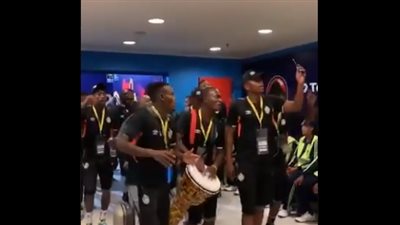 على الطبلة كله يرقص.. منتخب زيمبابوي يشعل أجواء إستاد الدفاع الجوي(فيديو)