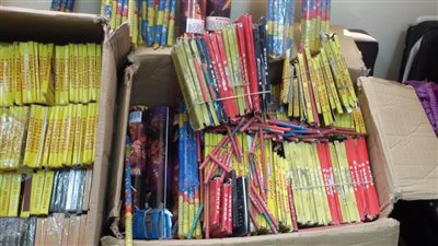 التحقيق مع عامل لإتجاره في الألعاب النارية بمطروح