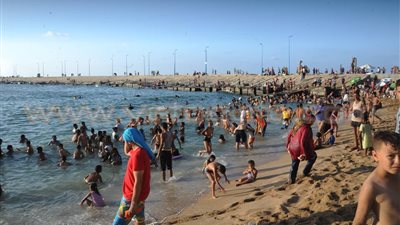 بالصور.. إقبال كثيف على شواطئ الإسكندرية للاحتفال بالعيد