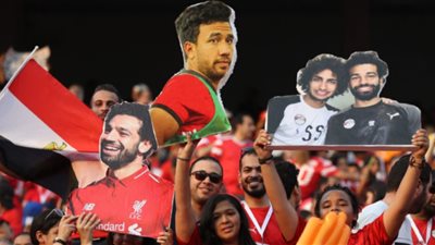 مشجع يطلب قميص محمد صلاح.. ومسئول الكاف يصدمه