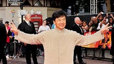 محطات في مسيرة أيقونة الفن الصينية «جاكي شان».. ولد بهونج كونج ودخل عالم التمثيل في سن الـ8.. هاجر لأستراليا مع والده للعمل بـ«الطهي».. شارك في أكثر من 150 فيلما.. وrush hour وkara