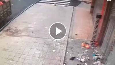 تصرف غاضب لعامل قمامة في أول أيام السنة الصينية الجديدة (فيديو)