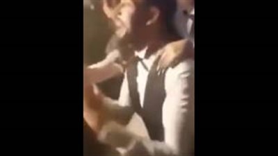 بالفيديو.. عروسان يشعلان حفل زفافهما برقصة جماعية مع المعازيم