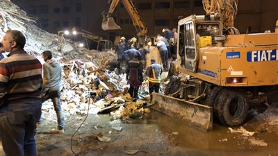 انتشال جثة جديدة بموقع العقار المنهار في الإسكندرية (صور)